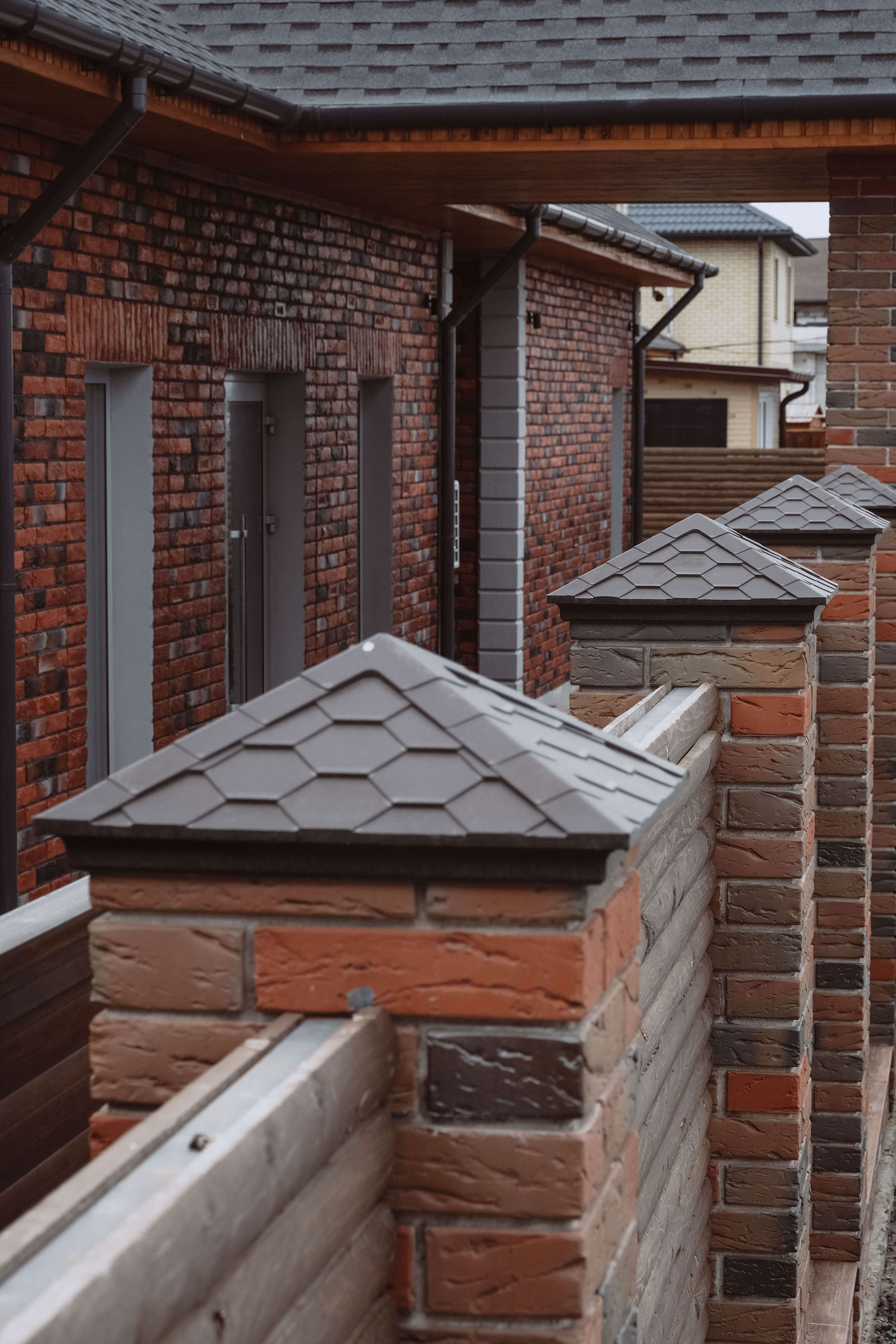 Колпак Zking Эверест Коричневый на столб 1.5х1.5 кирпича (390х390мм) в Кирово-Чепецке фото